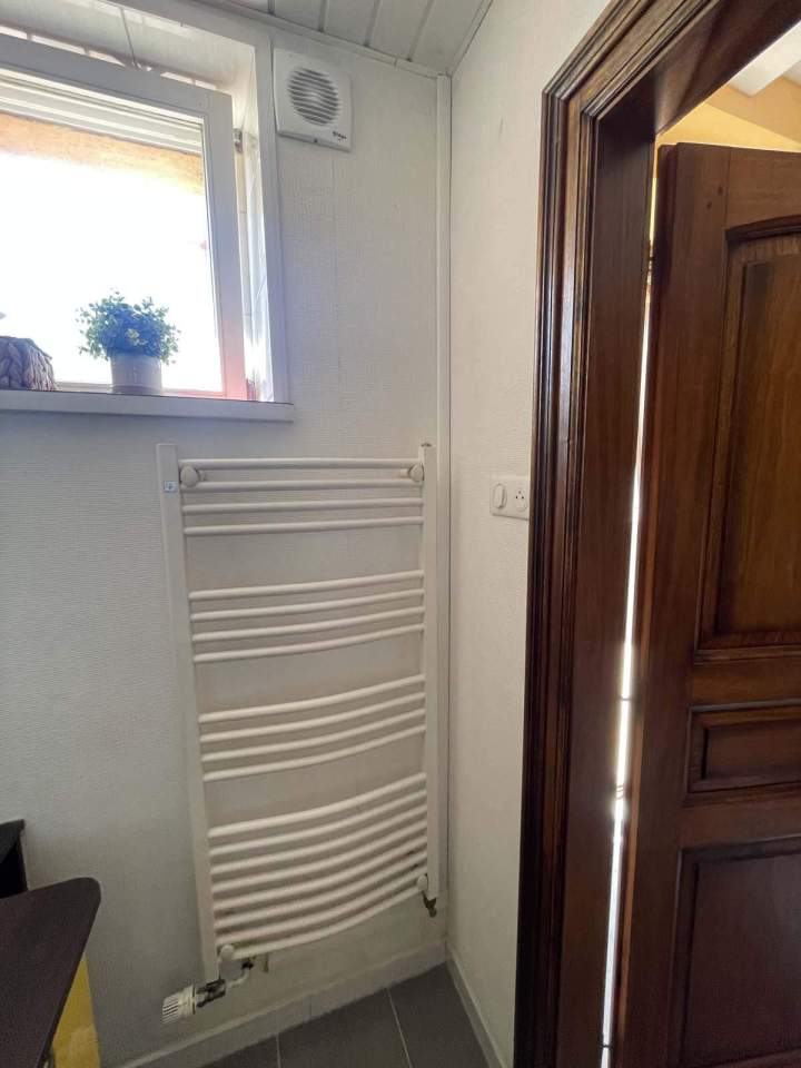 Installation d'un sèche-serviettes électrique sèche-serviettes